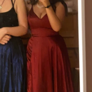 Röd balklänning - Säljer nu min otroligt vackra balklänning. Endast använd några timmar. Nypris på denna var 3800kr. Sparsamt använd. Slits vid benet, snörning i ryggen samt uttagbara inlägg vid brösten. Går att justera till många olika stolekar Allt från 34-44.