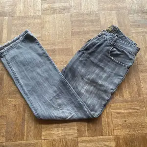 Tjena! Säljer ett par sjuka y2k jeans med sjuka detaljer vid bakfickan! Jeansen passa baggy och passa bra för de som är runt 170