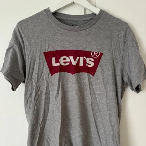 Levis t-shirt - Grå Levis t-shirt  Storlek står ej men kan tänka mig M