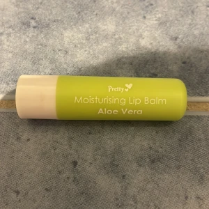 Leppsyl - Säljer nu ett alovera leppsyl den är lite sönder men hoppas det inte gör något har andvänts den typ 1 gång❤️