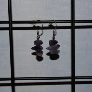 Amethyst örhängen  - Handgjorda örhängen med pärlor av amethyst. De görs vid beställning och är därmed helt oanvända. Krokarna är gjord av äkta silver. Kolla gärna in min profil för fler handgjorda örhängen :)) 