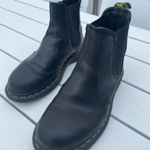 Dr.Martens skor  - Perfekta höstskor! Använda flera gånger men fortfarande i bra skick. Små skråmor på vissa ställen men ingenting synligt när man har på sig de🤗