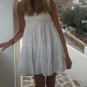 ZARA KLÄNNING  - *inte min bild* Jag säljer denna söta klänningen då jag har blivit för lång för den🥺säljer den billigt, är öppen för förslag.