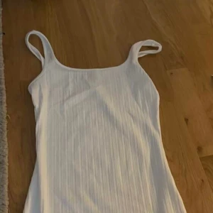 Vit långklänning  - Vit långklänning, perfekt till sommaren. Aldrig använd 