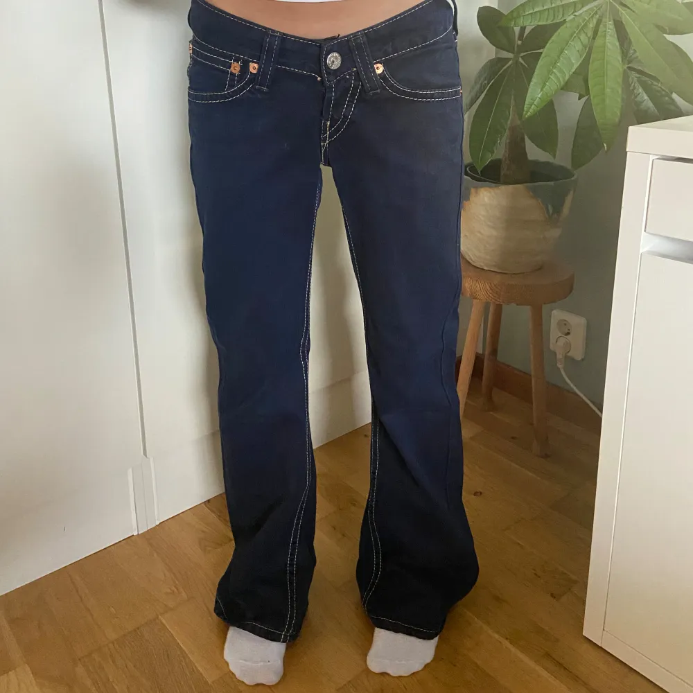 Levis jeans  W28/ L32 Midjemått: 35cm  Innebenslängd: 74cm. Jeans & Byxor.