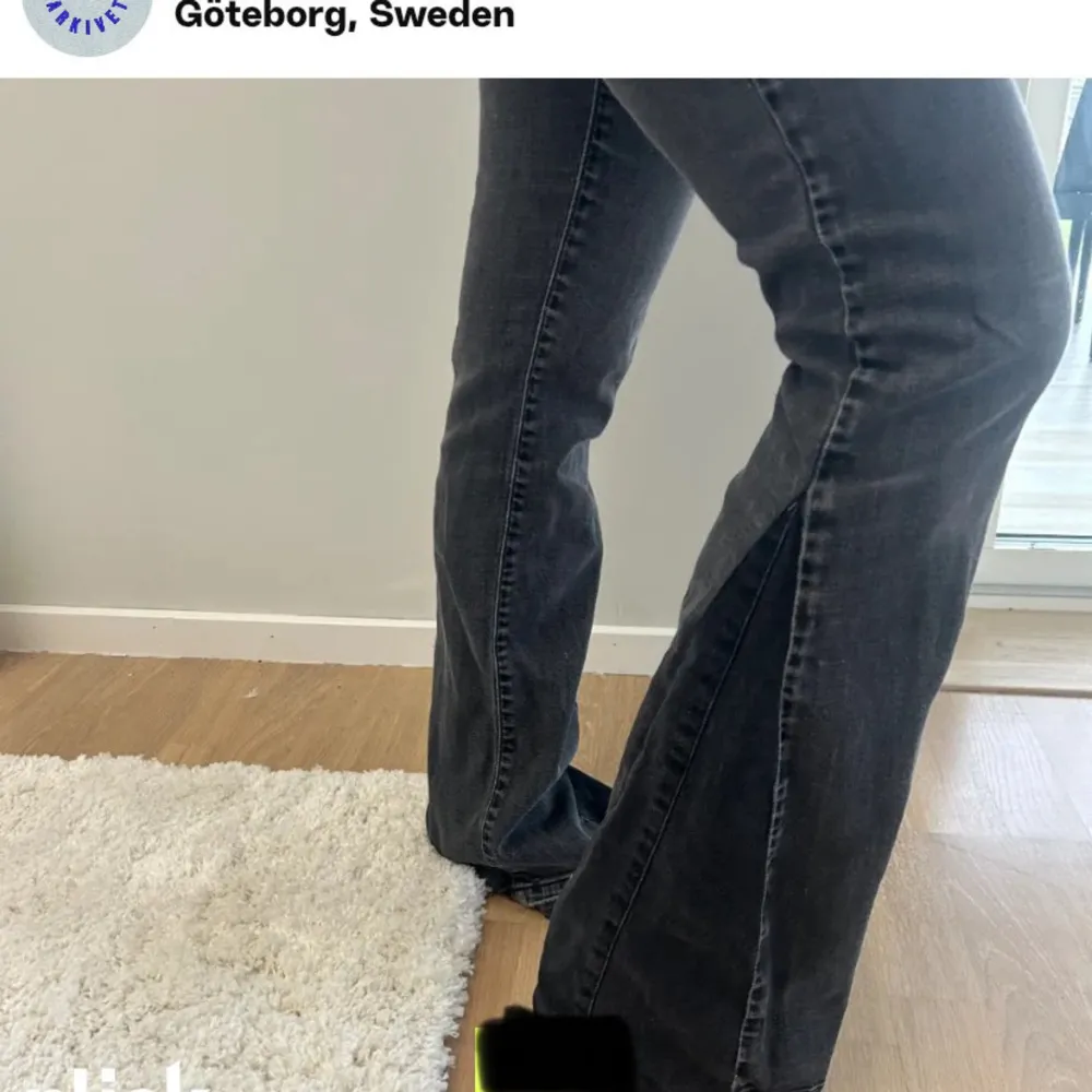 Jättesnygga svarta lågmidjade diesel jeans som är köpta här på Plick från Jeansarkivet. Säljer då dem är för små, dem är endast testade och i nyskick! Dem är utsydda där nere, skriv för egna bilder!💘  Midjemått:  29W eller 39 cm  Innerbensländ: 80 cm. Jeans & Byxor.