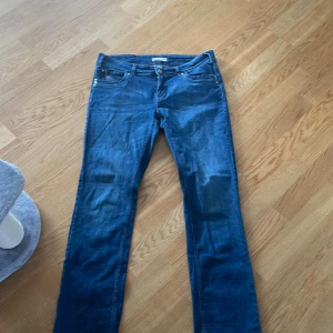 Jeans  - Ett par jeans med finna fickor i storlek 44 aldrig använt och säljer för att dom är för stora