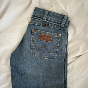 Wrangler lågmidjade jeans - Väldigt lågmidjade wrangler jeans i bra skick då dem är vintage. W24/30. Passar någon som är ca 150/155cm lång. Små i storlek