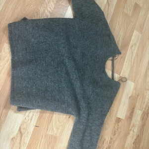 Gina stikad tröja  - Använd fåtal gånger.