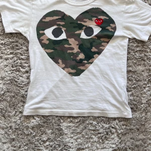 Cdg T-shirt - Eftertraktad comme des garçons t-shirt. Köpt här på plick. Cond 8/10. Priset är fast. Hör av dig vid mer frågor ✌🏻