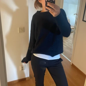 Blå stickad tröja  - Säljer en blå stickad tröja pågrund över att den inte används så mycket. Det är lite glitter i tröjan men syns inte så mycket. Pris kan diskuteras 🥰🥰