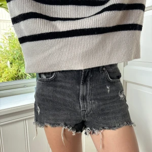 Gråa jeansshorts!! - Fina gråa mid-rise jeansshorts från Zara!! Storlek 34 💞 Bra skick!!