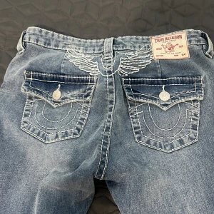 True religon jeans  - HELT NYA Bootcut True religon byxor med jätte fina ängel vingar där bakk! nypris: 1600kr