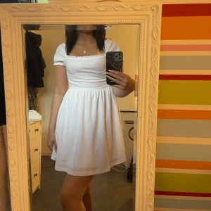 Klänning - Söt och jätte skön vit sommar klänning som skulle va jättefin en sommardag eller något liknande tillfälle💕