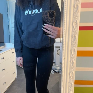 Levis hoodie - Svart fin Levis hoodie som inte kommer till användning🩷