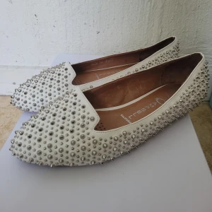 Ballerinaskor med nitar🔥💓 - Riktigt häftiga ballerinaskor ifrån Jeffrey Campbell med nitar på! Inga firekta defekter då de knappt använts, så riktig bra skick💕 storlek 38 men passar även 37! Nypris ligger runt 2000🔥 säljer ett likadant par i svart!😻