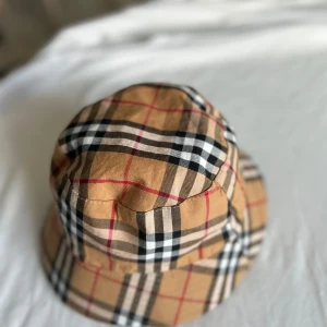 Burberry hatt - Hej! Säljer nu min burberry har då den inte är min stil. Hatten är aldrig använd och har inga skador. Hatten är ej ä* kta