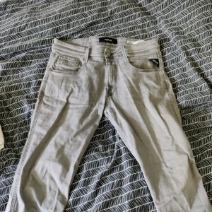 Replay Anbass - Har ett par replaybrallor som ja inte använder längre. Det är inge skador eller hål på byxorna och skicket skulle jag säga va 10/10 inga fel på dom.  Nypris: 1299kr Mitt pris: 500kr