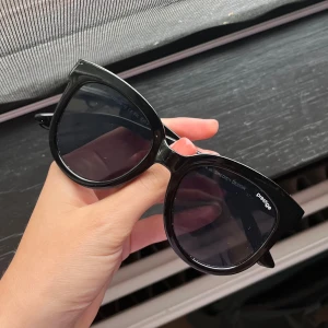 Svarta solglasögon  - Jättesnygga svarta solglasögon 🖤 använda men i jättebra skick! Skriv gärna för fler bilder 🫶🏻