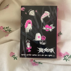 Nemoz album skz - Säljer den här albumet för rimlig pris innehållet allt från original förpackningen 