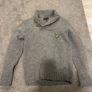 Lyle scott - Den här lyle scott tröjan är helt ny jätte finmoch sitter bra på storlek är s skriv om mer info