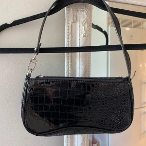 Svart axelväska - Svart väska. 