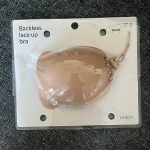 Sticky bra med band  - En väldigt klibbig bh med band i mitten. Har bara precis öppnat och testat aldrig använt.