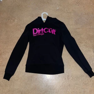 Hoodie svart med rosa text - En fin o skön tröja dock lite liten på mig tyvärr. Så tänkte sälja vidare den till någon som vill ha den.