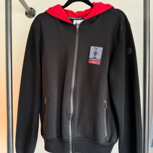 Prada X North Sails hoodie - Samarbete med Prada och north sails Fint skick, sitter lite litet på mig därför säljer jag.  Säg till för frågor eller fler bilder