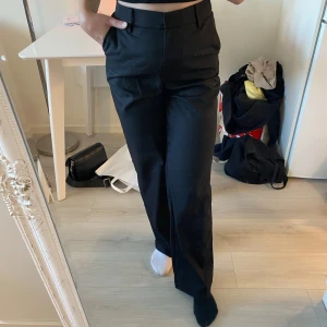 Kostymbyxor svart - Svarta kostymbyxor med raka ben från NAKD. Helt oanvända och i originalförpackning. 