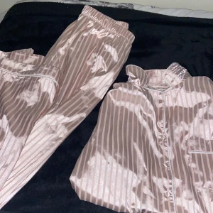 Pyjams - Helt ny pyjams.  Inga fläckar eller skador.  