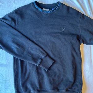 Daily paper crewneck XS - Säljer nu min daliy paper crewneck för den inte används. Den är i storlek XS men passar även S. Den är i bra skick.