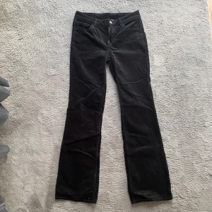 Low waist manchester   - Low waist manchesterbyxor i nyskick. Så fina! En aning för små för mig som är 178 och har 36/38 i byxor. 