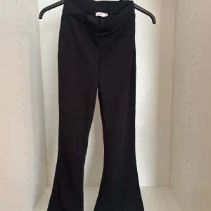 Utsvängda svarta byxor - • Aldrig använda, som helt nya •Från Nelly • Storlek xxs  • Frakt från 40kr