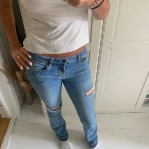 Lågmidjade jeans  - Snygga lågmidjade jeans från zara med slitningar💗