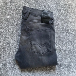 Replay Anbass - Ett par feta Replay jeans i modell Anbass. Skick 9/10, använda fåtal gånger. Storlek 29/32 passar även 30/32. Nypris 1799kr mitt pris 449. Skriv vid minsta fundering!