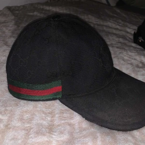 Gucci keps  - Tjena, säljer en äkta Gucci keps. Använd lite men, overall så är det en keps i bra skick. Vid fler frågor eller funderingar så är det bara att höra av sig👍