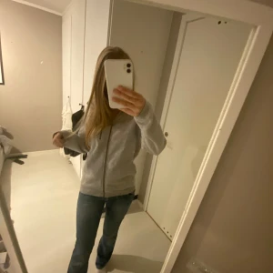 Sail racing zip hoodie - Säljer denna då den ej kommer till användning. Originellt pris: 1500kr. Skriv priv för fler bilder!❤️