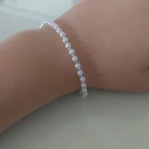 Pärlarmband - Ett jätte snyygt pärlarmband 🪩 Använt 2 gånger och är i jätte bra skick, perfekt nu till sommaren 🏖