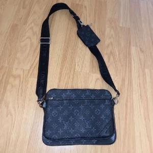 Louis Vuitton trio messenger bag  - Hej,  Jag säljer en jättefin, oanänd Louis Vuitton trio messenger bag. Hör av dig vid fragor och funderingar!!