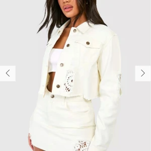 Set från Boohoo - Säljer detta söta set från Boohoo  Det är en jeans kjol och en kortare jeansjacka med små virkning detaljer💞 Setet är nytt och aldrig använt, har endast provat det och tvättat efteråt Köptes nytt för 820kr + frakt Både jackan och kjolen är storlek 34