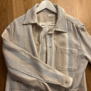 Zara Overshirt  - En snygg Overshirt från Zara. Aldrig använd. Nypris 800kr 
