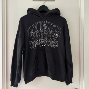 Hoodie - Super cool hoodie som bara hänger i garderoben. Från H&m. Den har använts en del men har inga defekter 💕