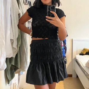 Svart kjol - Svart kjol som är i två lager, aldrig använd