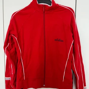 Adidas tröja - Superfin röd adidas zip up som kan användas till träning eller vardags! ❤️ hör av er vid funderingar 