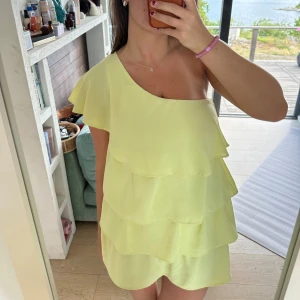 Gul klänning  - Intressekoll på min gula klänning från zara, den är i storlek m och finns en liten smink fläck på framsidan men syns knappt! Säljer enbart vid bra pris 💛 jag har annonsen uppe tills den 12:e juli, högsta budet ligger på 760 kr!