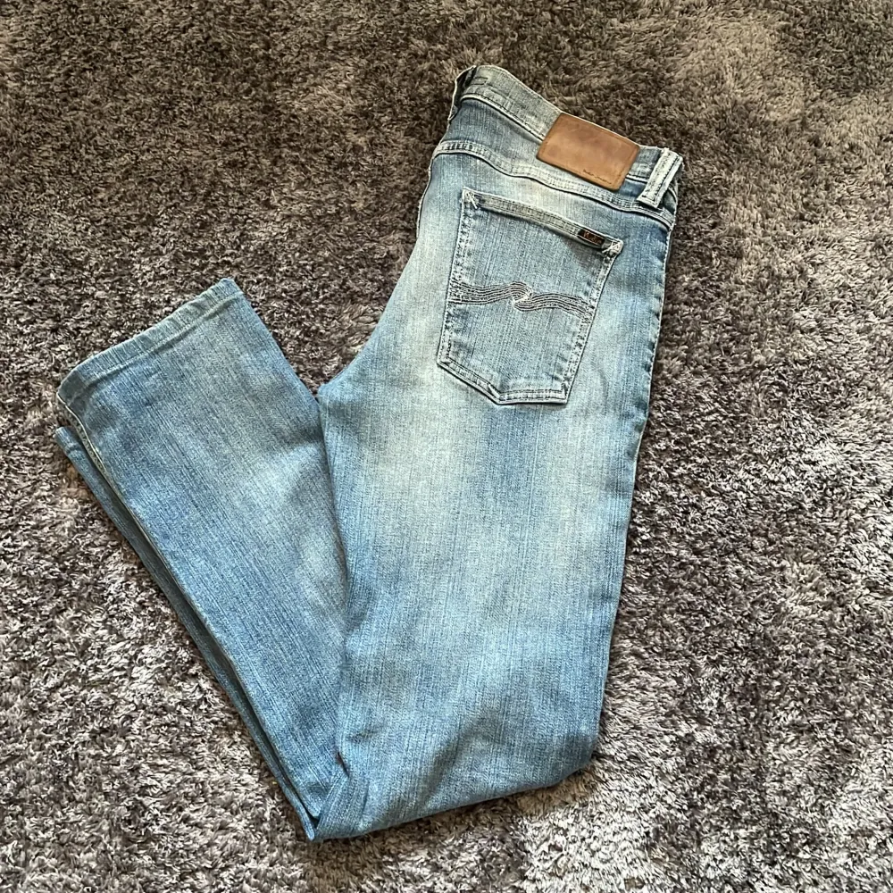 Ett par riktigt snygga nudie jeans som  är i bra skick! De är slim fit och sitter riktigt snyggt. Jeansen har en väldigt snygg wash. Vid frågor eller funderingar så hör av er! Fler bilder finns. Passform : ”Slim Kim”. Jeans & Byxor.