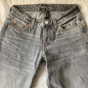 Lågmidjade jeans - Säljer ett par gråa, lågmidjade jeans från Weekday. De är i väldigt bra skick. De kommer tyvärr inte till användning. Skriv för frågor eller bilder🩷( storlek 23/30) Nypris 590, priset kan diskuteras🩷