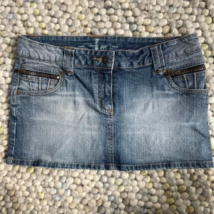 Jeans kjol - I väldigt fint skick!! Kjolen är i storlek M men jag upplever den mer som en S. Det går bra att att trycka på köp nu, hör av dig vid funderingar 💞