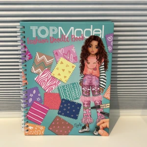 Top Mosel bok  - En Top Model bok med klistermärken i som man kan sätta på gubbar. Man kan både rita gubbar- figurer eller bara sätta på klistermärken på dom som redan är i den😀